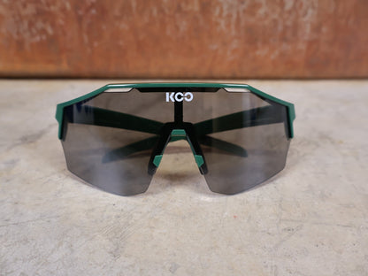 Brillen von Koo, KOO RED BULL - BORA HANSGROHE ALIBI PRO SONNENBRILLE / TOUR DE FRANCE GRÜN vor USEDBIKES - OB.DE Hintergrund