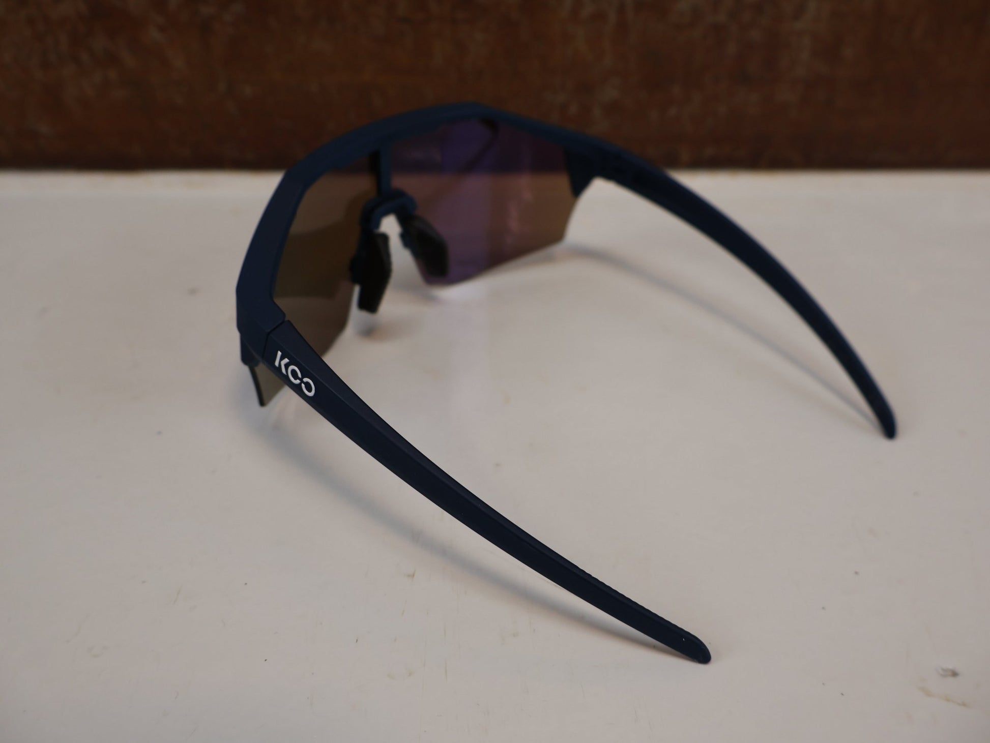 Brillen von Koo, KOO RED BULL - BORA HANSGROHE ALIBI SONNENBRILLE / BLAU MATT vor USEDBIKES - OB.DE Hintergrund