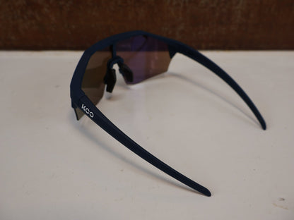 Brillen von Koo, KOO RED BULL - BORA HANSGROHE ALIBI SONNENBRILLE / BLAU MATT vor USEDBIKES - OB.DE Hintergrund