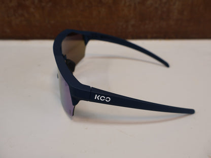 Brillen von Koo, KOO RED BULL - BORA HANSGROHE ALIBI SONNENBRILLE / BLAU MATT vor USEDBIKES - OB.DE Hintergrund