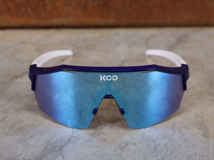 Brillen von Koo, KOO RED BULL - BORA HANSGROHE ALIBI SONNENBRILLE / LEADER EDITION BLAU vor USEDBIKES - OB.DE Hintergrund