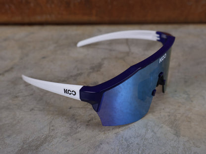 Brillen von Koo, KOO RED BULL - BORA HANSGROHE ALIBI SONNENBRILLE / LEADER EDITION BLAU vor USEDBIKES - OB.DE Hintergrund