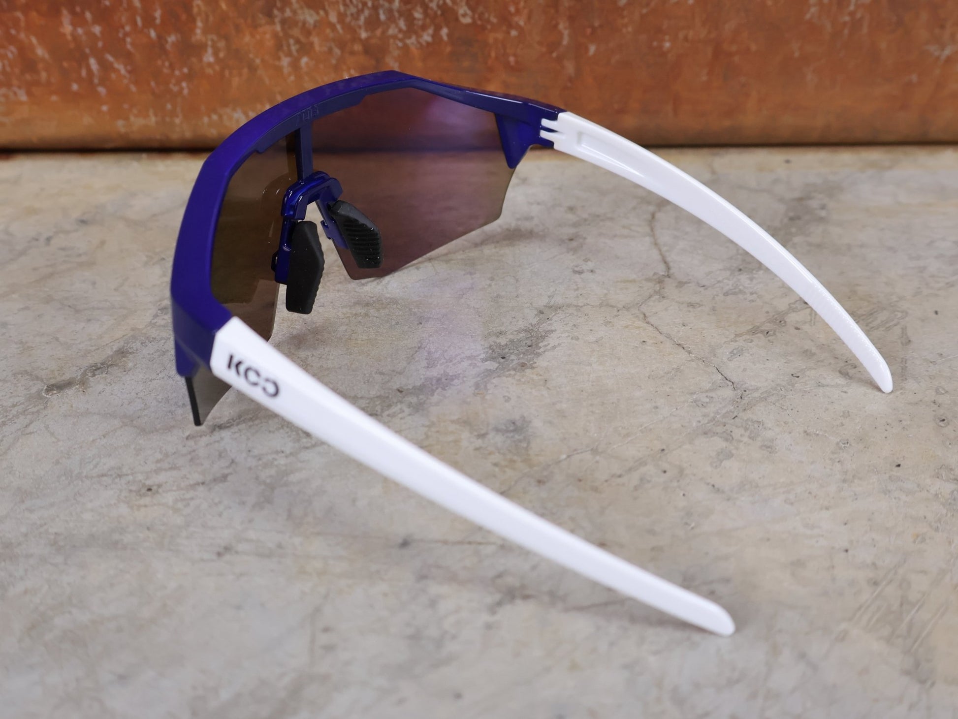 Brillen von Koo, KOO RED BULL - BORA HANSGROHE ALIBI SONNENBRILLE / LEADER EDITION BLAU vor USEDBIKES - OB.DE Hintergrund