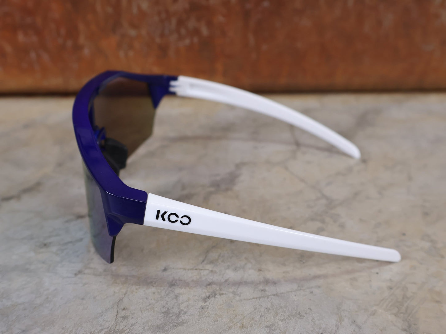 Brillen von Koo, KOO RED BULL - BORA HANSGROHE ALIBI SONNENBRILLE / LEADER EDITION BLAU vor USEDBIKES - OB.DE Hintergrund