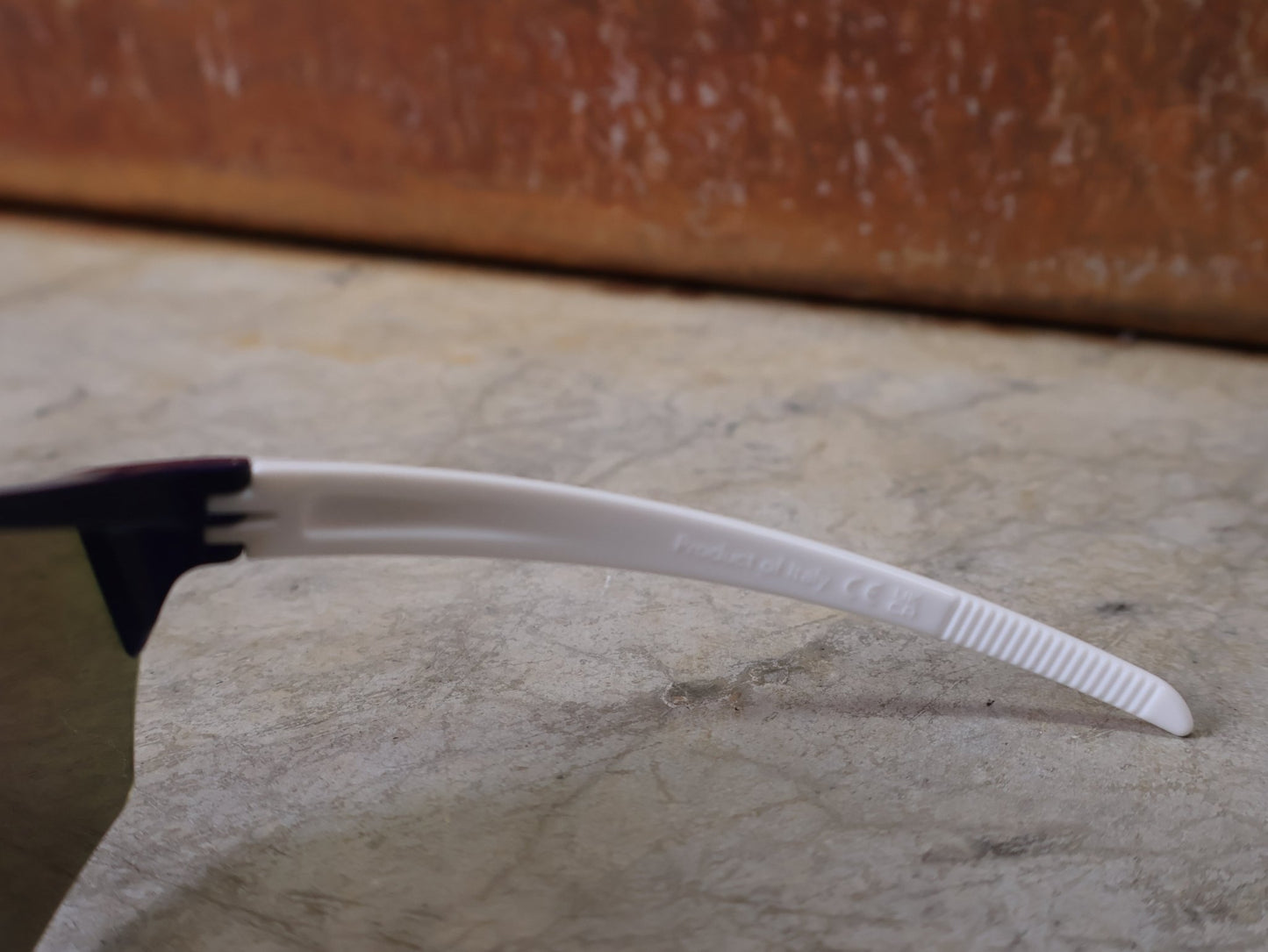 Brillen von Koo, KOO RED BULL - BORA HANSGROHE ALIBI SONNENBRILLE / LEADER EDITION BLAU vor USEDBIKES - OB.DE Hintergrund