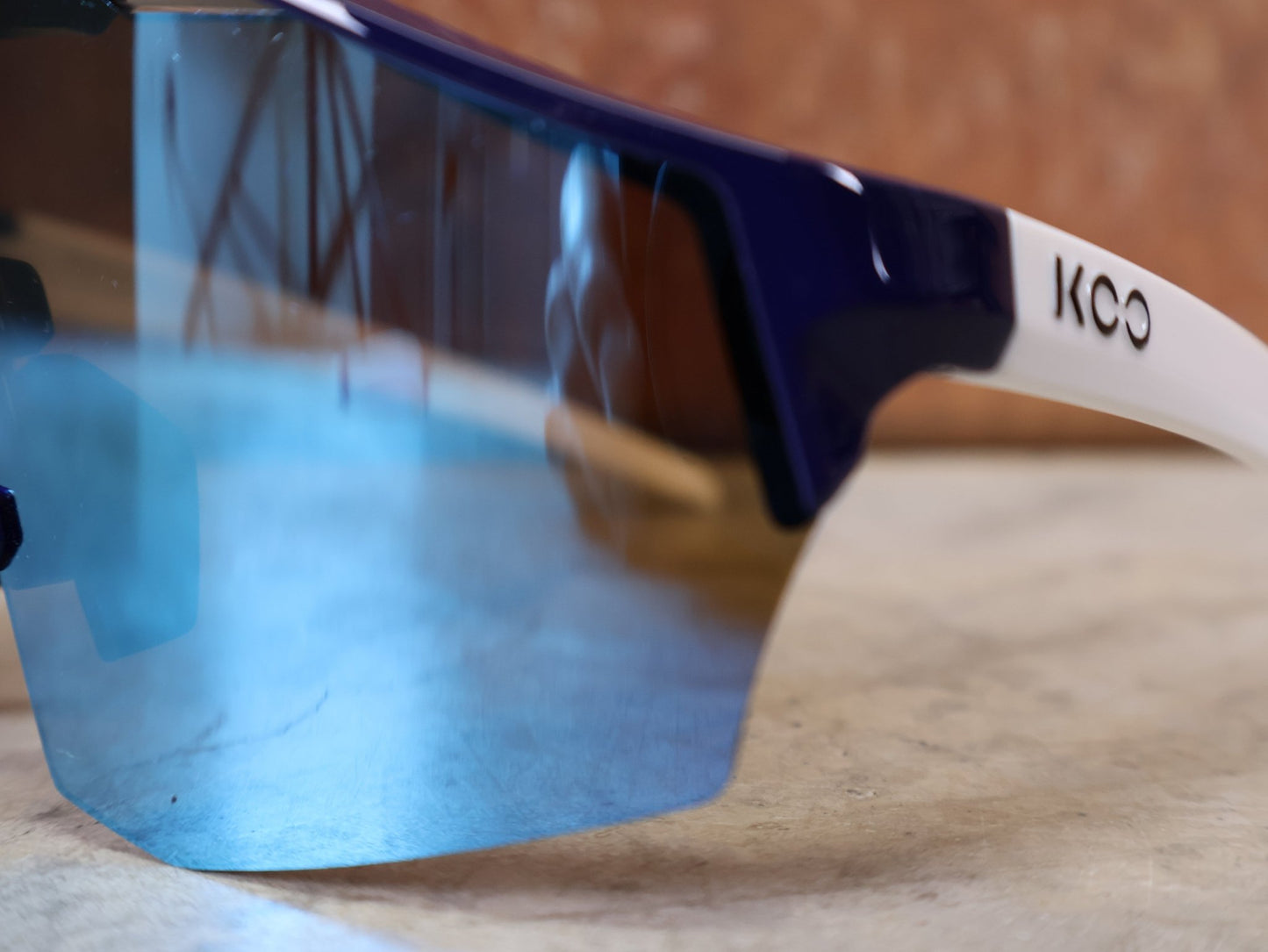 Brillen von Koo, KOO RED BULL - BORA HANSGROHE ALIBI SONNENBRILLE / LEADER EDITION BLAU vor USEDBIKES - OB.DE Hintergrund