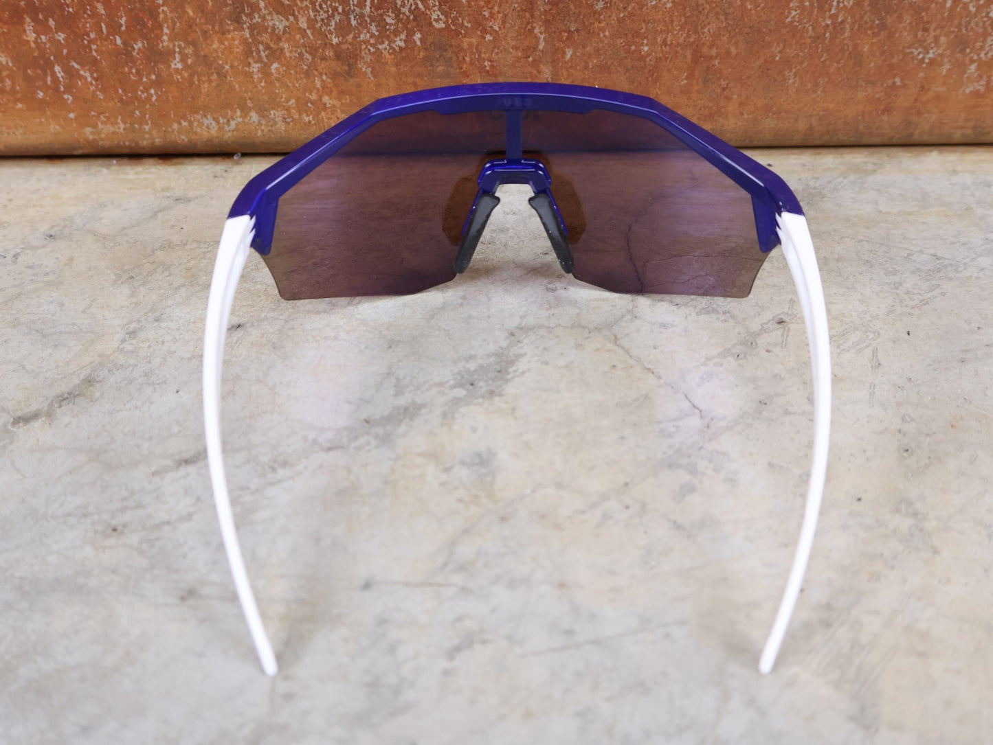 Brillen von Koo, KOO RED BULL - BORA HANSGROHE ALIBI SONNENBRILLE / LEADER EDITION BLAU vor USEDBIKES - OB.DE Hintergrund