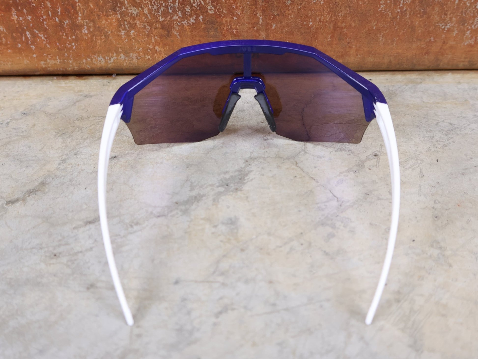 Brillen von Koo, KOO RED BULL - BORA HANSGROHE ALIBI SONNENBRILLE / LEADER EDITION BLAU vor USEDBIKES - OB.DE Hintergrund