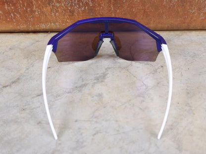 Brillen von Koo, KOO RED BULL - BORA HANSGROHE ALIBI SONNENBRILLE / LEADER EDITION BLAU vor USEDBIKES - OB.DE Hintergrund