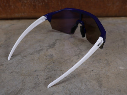 Brillen von Koo, KOO RED BULL - BORA HANSGROHE ALIBI SONNENBRILLE / LEADER EDITION BLAU vor USEDBIKES - OB.DE Hintergrund