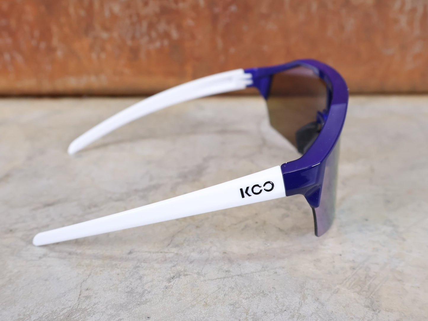 Brillen von Koo, KOO RED BULL - BORA HANSGROHE ALIBI SONNENBRILLE / LEADER EDITION BLAU vor USEDBIKES - OB.DE Hintergrund