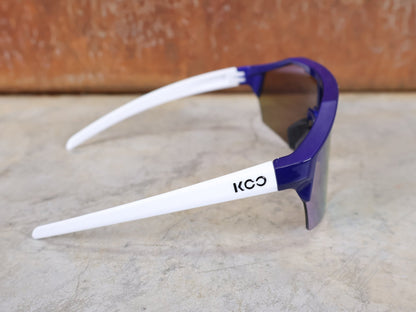 Brillen von Koo, KOO RED BULL - BORA HANSGROHE ALIBI SONNENBRILLE / LEADER EDITION BLAU vor USEDBIKES - OB.DE Hintergrund