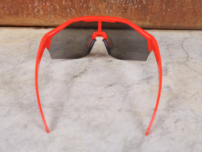 Brillen von Koo, KOO RED BULL - BORA HANSGROHE ALIBI SONNENBRILLE / LEADER EDITION ROT vor USEDBIKES - OB.DE Hintergrund