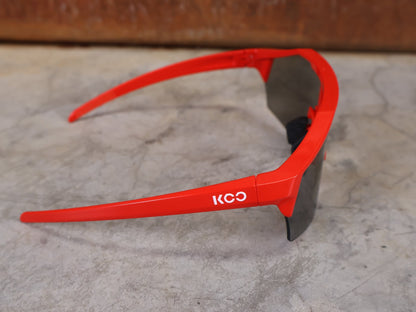 Brillen von Koo, KOO RED BULL - BORA HANSGROHE ALIBI SONNENBRILLE / LEADER EDITION ROT vor USEDBIKES - OB.DE Hintergrund