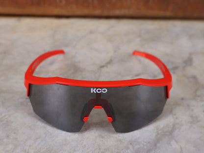Brillen von Koo, KOO RED BULL - BORA HANSGROHE ALIBI SONNENBRILLE / LEADER EDITION ROT vor USEDBIKES - OB.DE Hintergrund