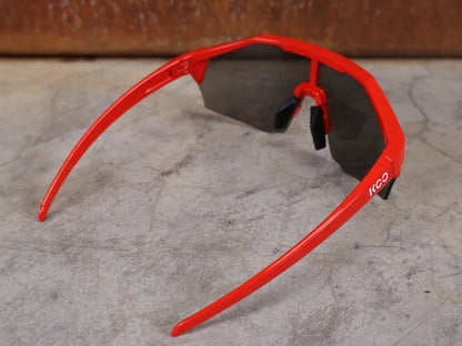 Brillen von Koo, KOO RED BULL - BORA HANSGROHE ALIBI SONNENBRILLE / LEADER EDITION ROT vor USEDBIKES - OB.DE Hintergrund