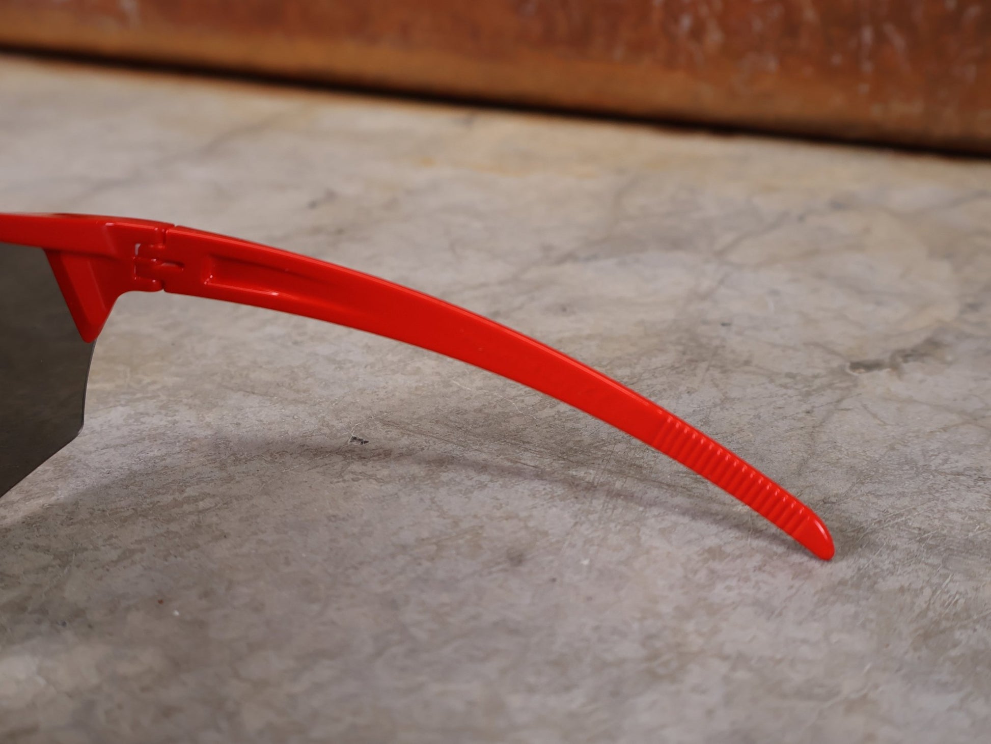 Brillen von Koo, KOO RED BULL - BORA HANSGROHE ALIBI SONNENBRILLE / LEADER EDITION ROT vor USEDBIKES - OB.DE Hintergrund