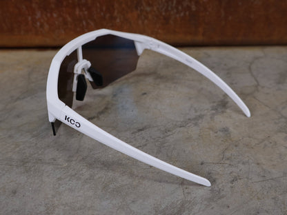 Brillen von Koo, KOO RED BULL - BORA HANSGROHE ALIBI SONNENBRILLE / LEADER EDITION WEIß vor USEDBIKES - OB.DE Hintergrund