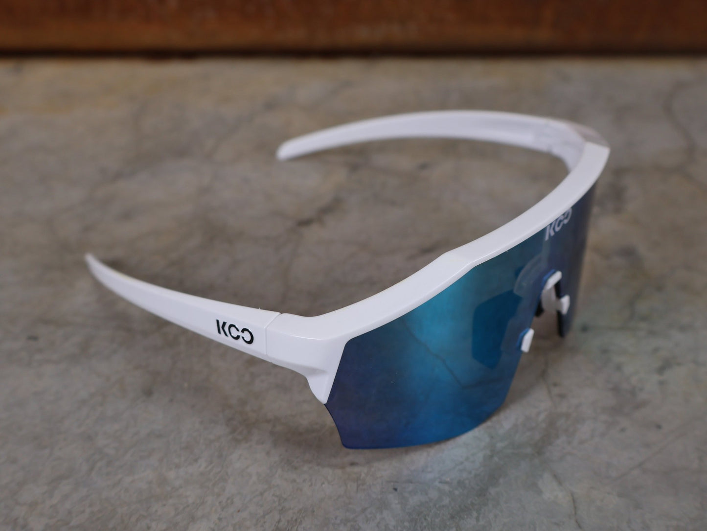 Brillen von Koo, KOO RED BULL - BORA HANSGROHE ALIBI SONNENBRILLE / LEADER EDITION WEIß vor USEDBIKES - OB.DE Hintergrund