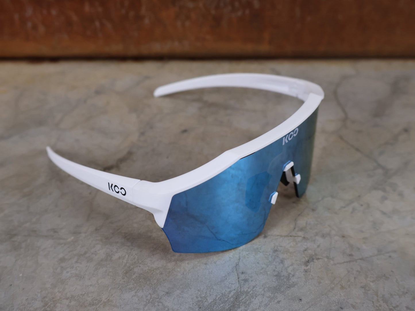 Brillen von Koo, KOO RED BULL - BORA HANSGROHE ALIBI SONNENBRILLE / LEADER EDITION WEIß vor USEDBIKES - OB.DE Hintergrund