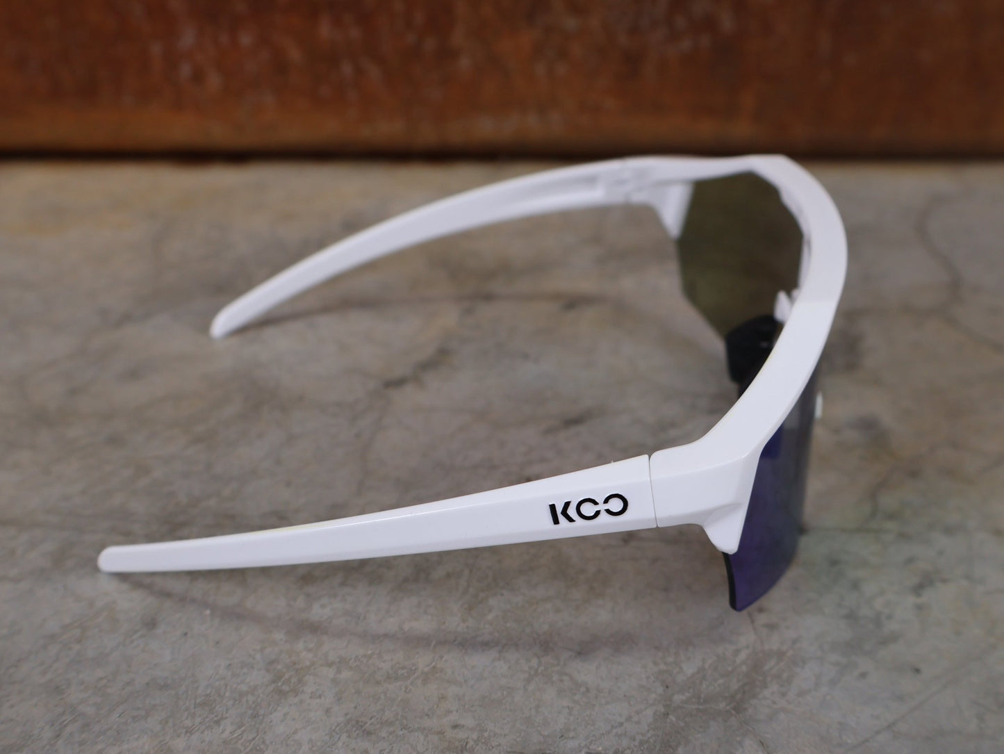 Brillen von Koo, KOO RED BULL - BORA HANSGROHE ALIBI SONNENBRILLE / LEADER EDITION WEIß vor USEDBIKES - OB.DE Hintergrund