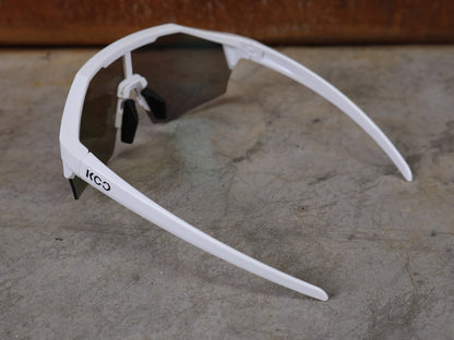 Brillen von Koo, KOO RED BULL - BORA HANSGROHE ALIBI SONNENBRILLE / LEADER EDITION WEIß vor USEDBIKES - OB.DE Hintergrund