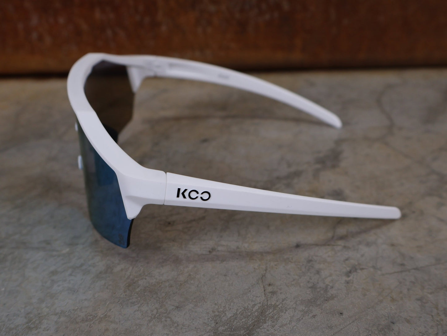 Brillen von Koo, KOO RED BULL - BORA HANSGROHE ALIBI SONNENBRILLE / LEADER EDITION WEIß vor USEDBIKES - OB.DE Hintergrund