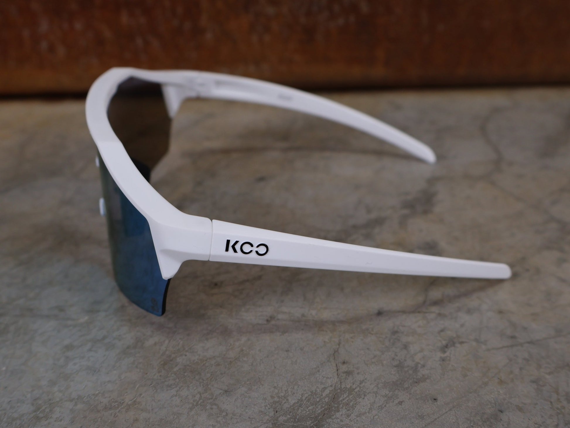 Brillen von Koo, KOO RED BULL - BORA HANSGROHE ALIBI SONNENBRILLE / LEADER EDITION WEIß vor USEDBIKES - OB.DE Hintergrund