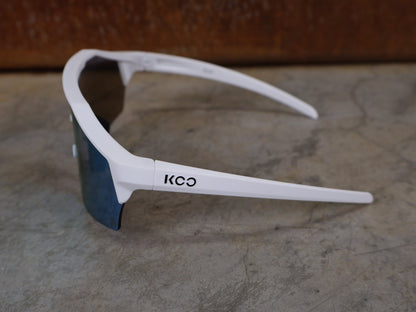 Brillen von Koo, KOO RED BULL - BORA HANSGROHE ALIBI SONNENBRILLE / LEADER EDITION WEIß vor USEDBIKES - OB.DE Hintergrund