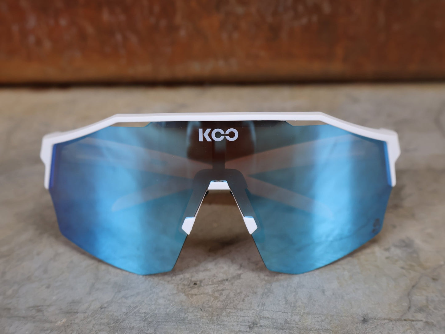 Brillen von Koo, KOO RED BULL - BORA HANSGROHE ALIBI SONNENBRILLE / LEADER EDITION WEIß vor USEDBIKES - OB.DE Hintergrund