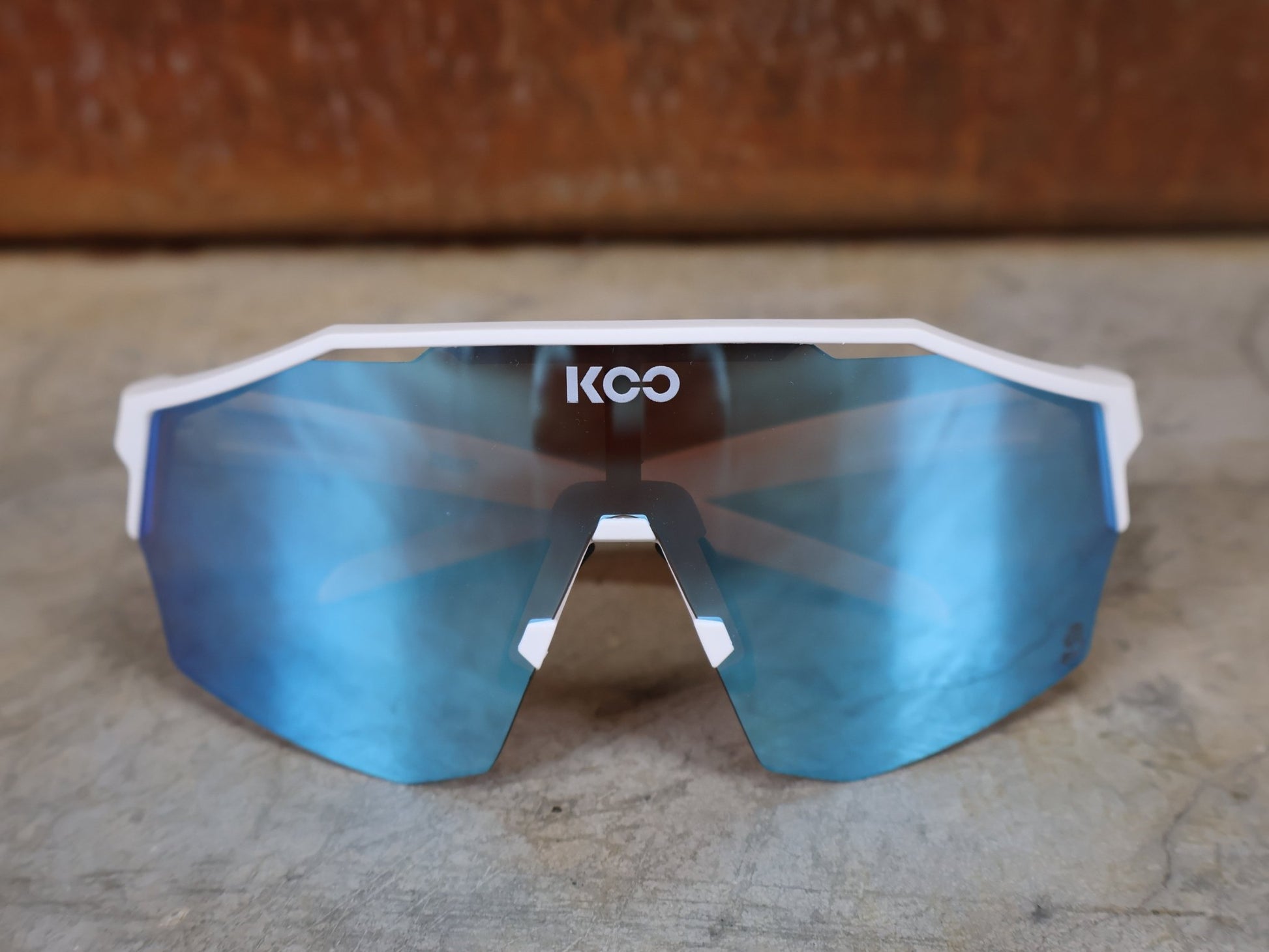 Brillen von Koo, KOO RED BULL - BORA HANSGROHE ALIBI SONNENBRILLE / LEADER EDITION WEIß vor USEDBIKES - OB.DE Hintergrund