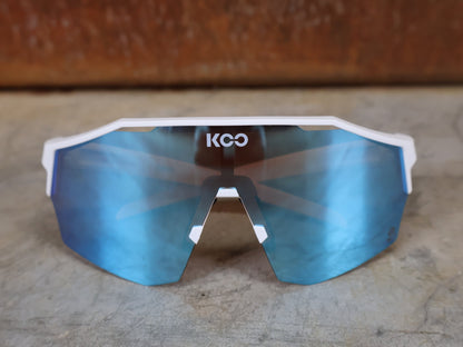 Brillen von Koo, KOO RED BULL - BORA HANSGROHE ALIBI SONNENBRILLE / LEADER EDITION WEIß vor USEDBIKES - OB.DE Hintergrund