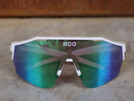 Brillen von Koo, KOO RED BULL - BORA HANSGROHE ALIBI SONNENBRILLE / LEADER EDITION WEIß vor USEDBIKES - OB.DE Hintergrund