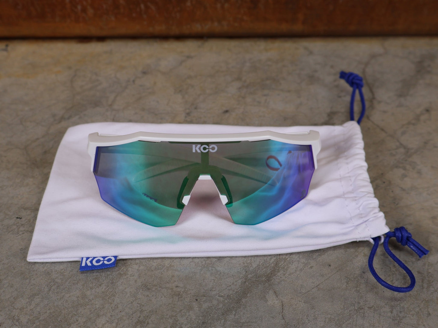 Brillen von Koo, KOO RED BULL - BORA HANSGROHE ALIBI SONNENBRILLE / LEADER EDITION WEIß vor USEDBIKES - OB.DE Hintergrund