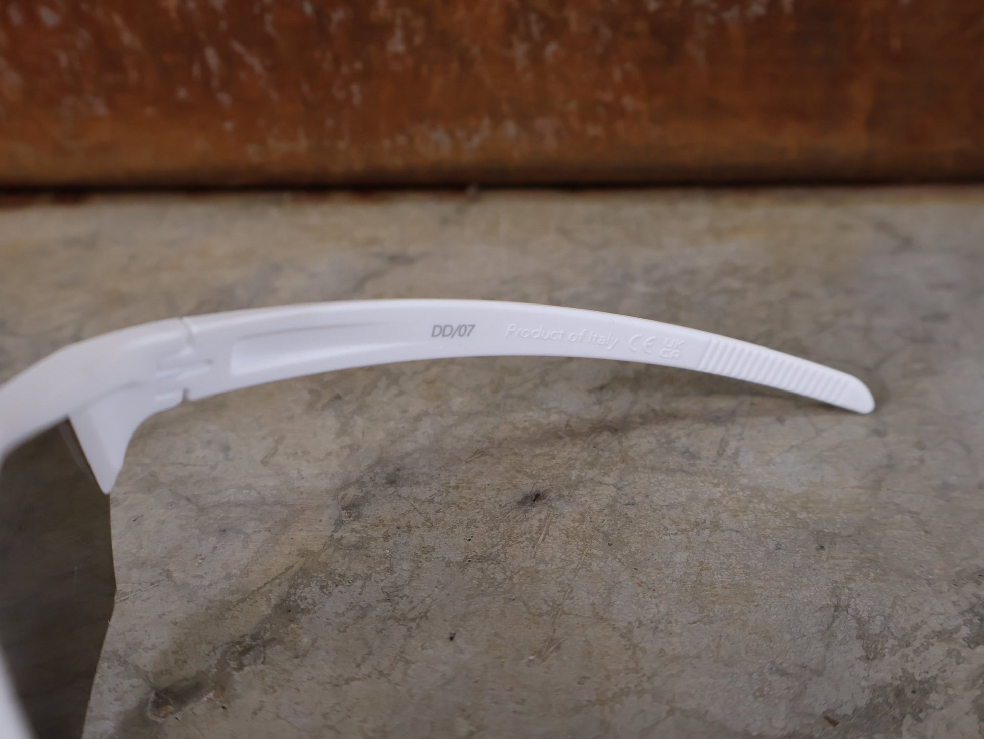 Brillen von Koo, KOO RED BULL - BORA HANSGROHE ALIBI SONNENBRILLE / LEADER EDITION WEIß vor USEDBIKES - OB.DE Hintergrund