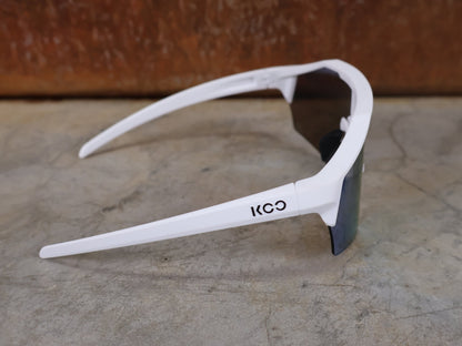 Brillen von Koo, KOO RED BULL - BORA HANSGROHE ALIBI SONNENBRILLE / LEADER EDITION WEIß vor USEDBIKES - OB.DE Hintergrund