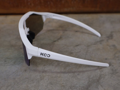 Brillen von Koo, KOO RED BULL - BORA HANSGROHE ALIBI SONNENBRILLE / LEADER EDITION WEIß vor USEDBIKES - OB.DE Hintergrund