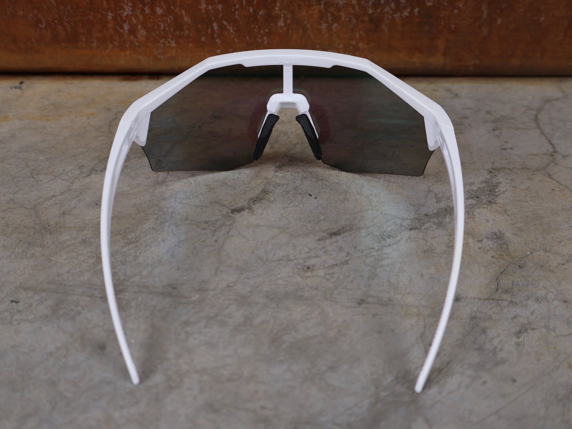 Brillen von Koo, KOO RED BULL - BORA HANSGROHE ALIBI SONNENBRILLE / LEADER EDITION WEIß vor USEDBIKES - OB.DE Hintergrund