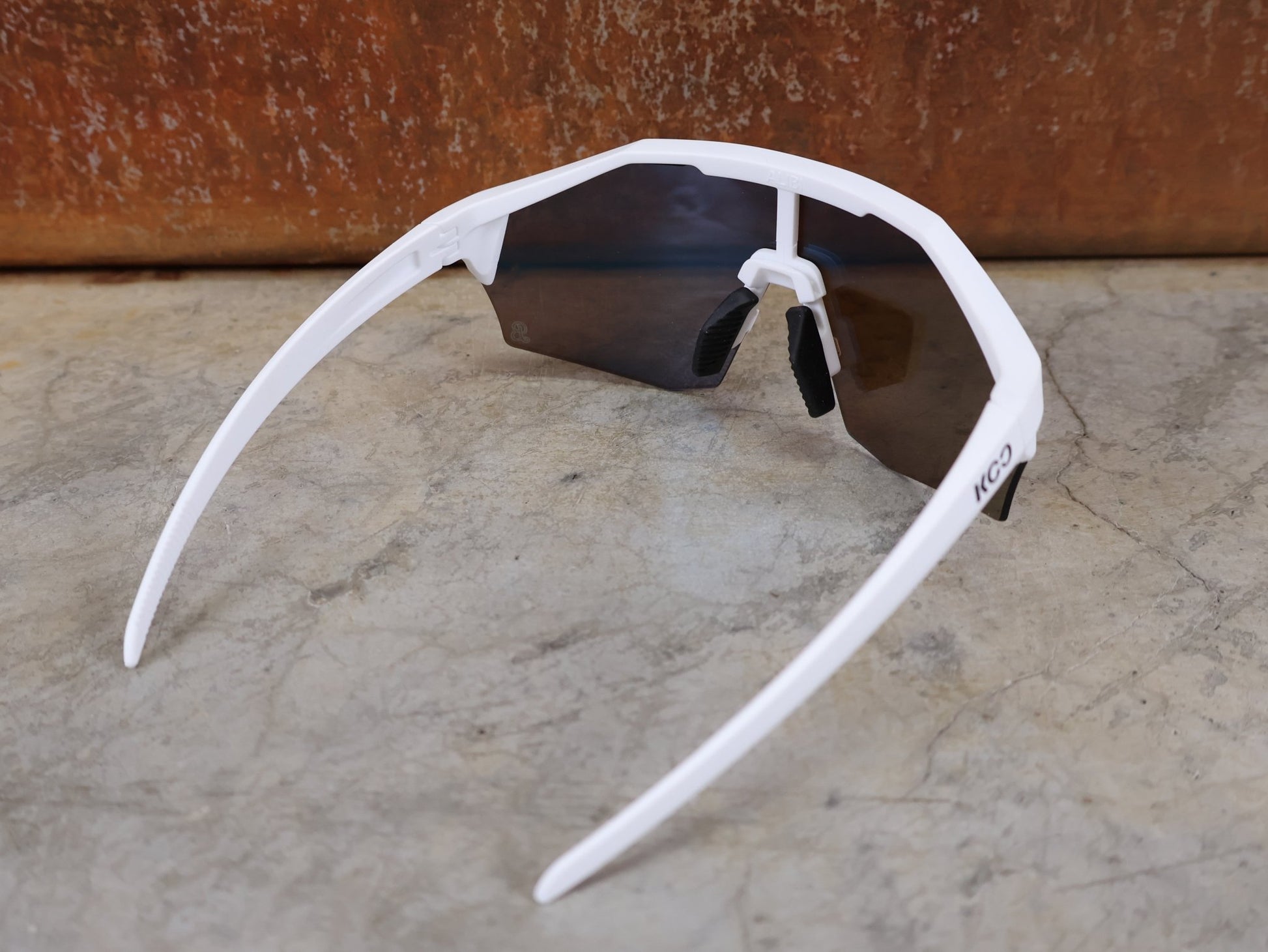 Brillen von Koo, KOO RED BULL - BORA HANSGROHE ALIBI SONNENBRILLE / LEADER EDITION WEIß vor USEDBIKES - OB.DE Hintergrund