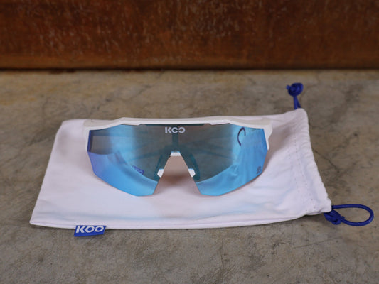 Brillen von Koo, KOO RED BULL - BORA HANSGROHE ALIBI SONNENBRILLE / LEADER EDITION WEIß vor USEDBIKES - OB.DE Hintergrund