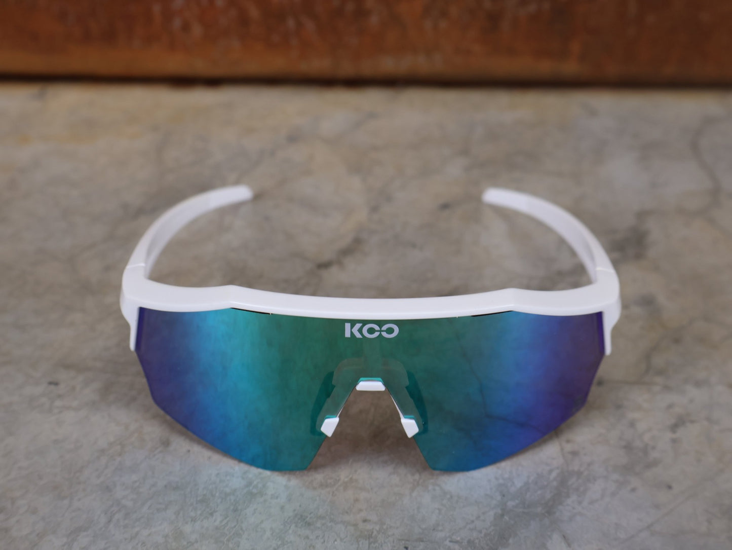 Brillen von Koo, KOO RED BULL - BORA HANSGROHE ALIBI SONNENBRILLE / LEADER EDITION WEIß vor USEDBIKES - OB.DE Hintergrund