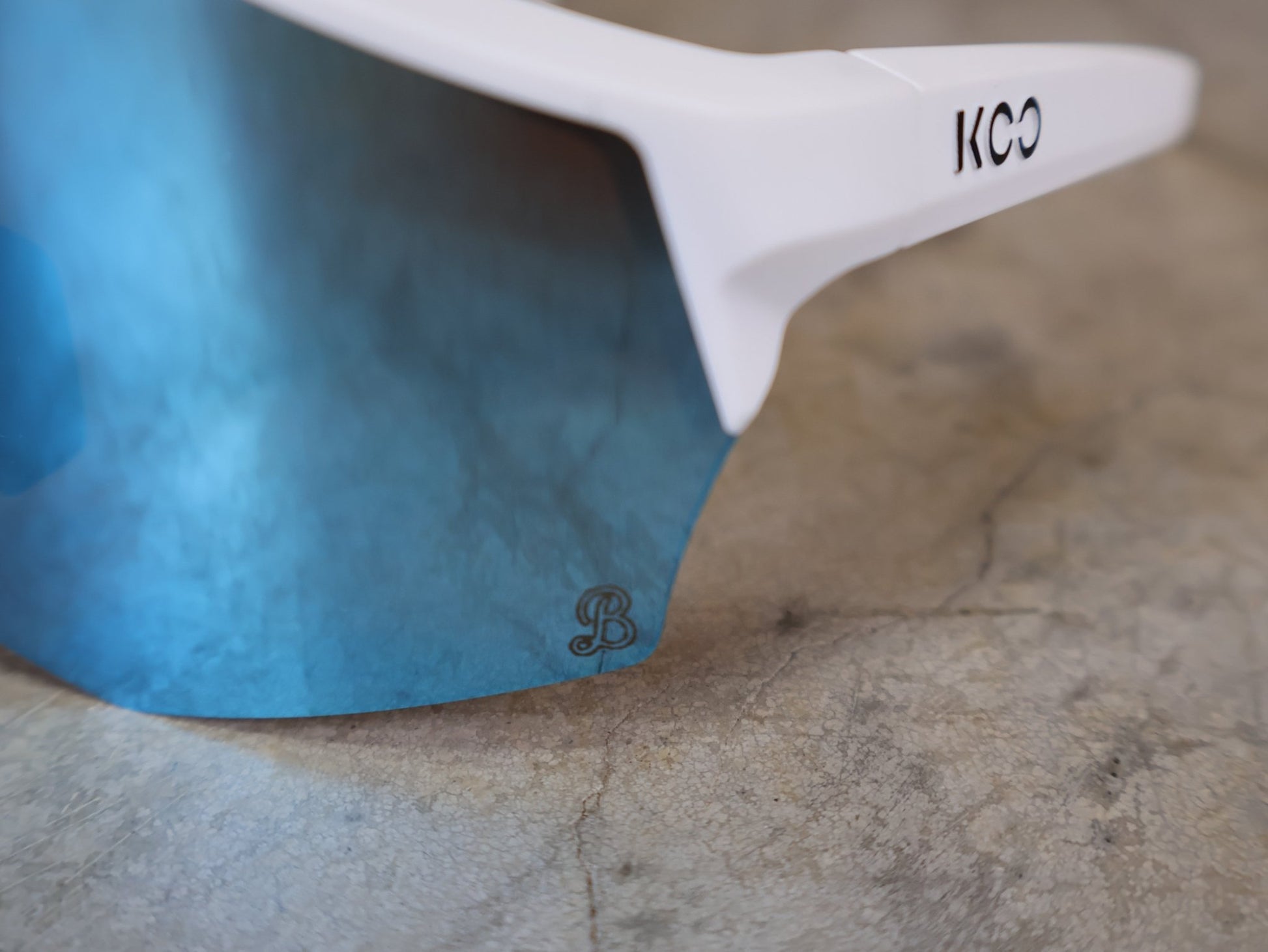 Brillen von Koo, KOO RED BULL - BORA HANSGROHE ALIBI SONNENBRILLE / LEADER EDITION WEIß vor USEDBIKES - OB.DE Hintergrund