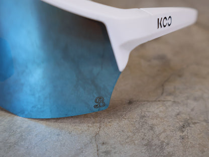 Brillen von Koo, KOO RED BULL - BORA HANSGROHE ALIBI SONNENBRILLE / LEADER EDITION WEIß vor USEDBIKES - OB.DE Hintergrund