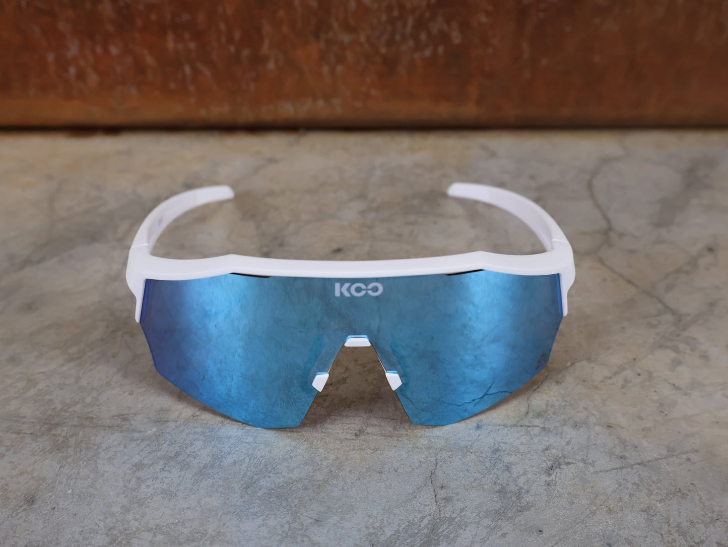 Brillen von Koo, KOO RED BULL - BORA HANSGROHE ALIBI SONNENBRILLE / LEADER EDITION WEIß vor USEDBIKES - OB.DE Hintergrund