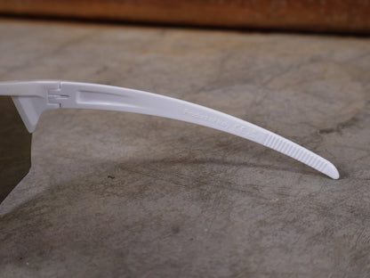 Brillen von Koo, KOO RED BULL - BORA HANSGROHE ALIBI SONNENBRILLE / LEADER EDITION WEIß vor USEDBIKES - OB.DE Hintergrund