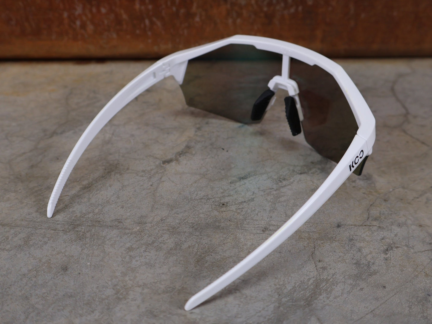 Brillen von Koo, KOO RED BULL - BORA HANSGROHE ALIBI SONNENBRILLE / LEADER EDITION WEIß vor USEDBIKES - OB.DE Hintergrund