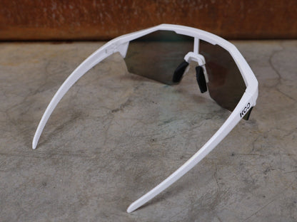 Brillen von Koo, KOO RED BULL - BORA HANSGROHE ALIBI SONNENBRILLE / LEADER EDITION WEIß vor USEDBIKES - OB.DE Hintergrund