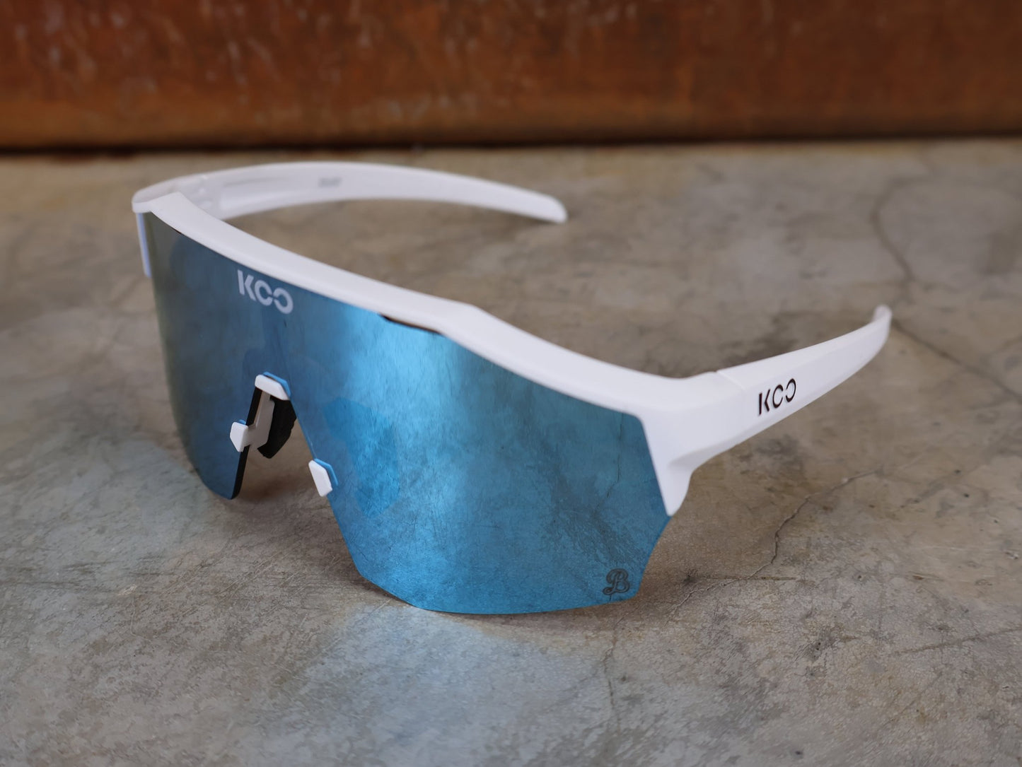 Brillen von Koo, KOO RED BULL - BORA HANSGROHE ALIBI SONNENBRILLE / LEADER EDITION WEIß vor USEDBIKES - OB.DE Hintergrund