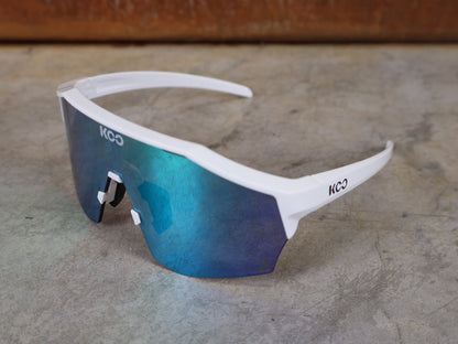 Brillen von Koo, KOO RED BULL - BORA HANSGROHE ALIBI SONNENBRILLE / LEADER EDITION WEIß vor USEDBIKES - OB.DE Hintergrund