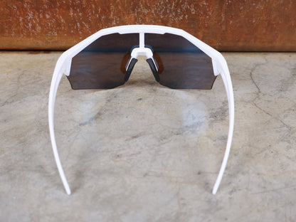 Brillen von Koo, KOO RED BULL - BORA HANSGROHE ALIBI SONNENBRILLE / LEADER EDITION WEIß vor USEDBIKES - OB.DE Hintergrund